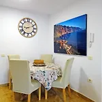 Piso En Con Terraza, Vistas Al Mar, Aire Acondicionado Y Garaje *